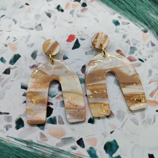 Pair of marbled gold and beige earrings 