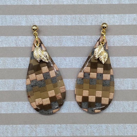 Teardrop-shaped earrings with checkered pattern and gold leaf accents