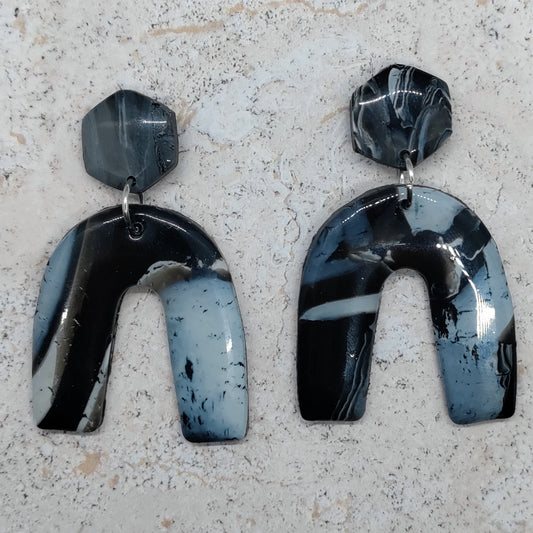Pair of black and blue marbled earrings 