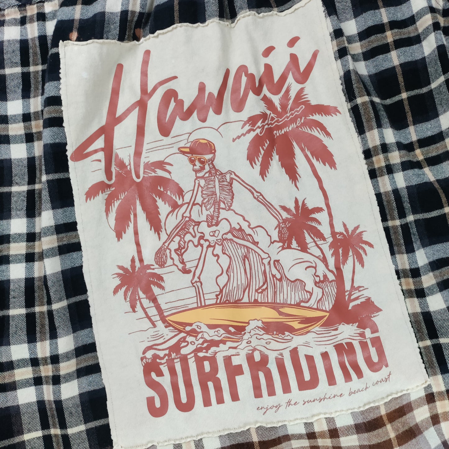 Hawaii Surfriding label on a plaid fabric background